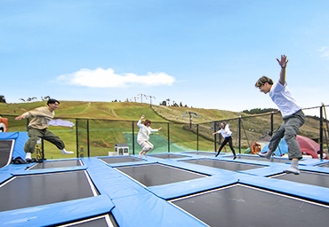 巨大トランポリン